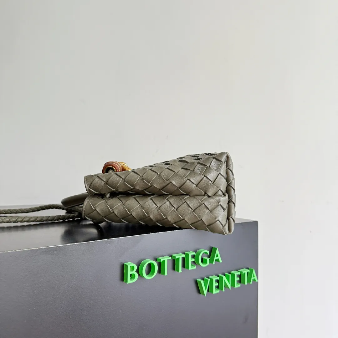 The new Andiamo batch of 3060 BV is shipped‼ ️The classic intercciato weaving process is used to create a soft bag, the metal knot is made of micro-cast aluminum using jewelry technology🪢, and the decorative beads are made of metal and hand-polished oak, allowing you to jump repeatedly between elegance and fun💃, making it unpredictable. Classic and versatile, it shows off your temperament, and the bag has a large capacity, making it very convenient for daily commuting! It has a variety of carrying methods, the shoulder straps can be adjusted by yourself, the original lambskin feels soft and delicate, and the unisex style breaks gender boundaries and brings a more practical and long-lasting use experience. The Andiamo, which has both elegant and casual styles, perfectly interprets the "fashionable old money style". Style number: 743568+wood hardware Color: cypress green Size: 25*22*10.5cm